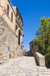 La pavimentazione in pietra di un vicolo di Guardia Perticara, Basilicata.
