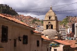 Chiesa di San Francisco a La Paz, Bolivia. Uno scorcio panoramico della iglesia di San Francisco la cui torre campanaria fu innalzata nel 1885 - © gary yim / Shutterstock.com