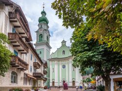 La pedonale piazza della chiesa di San Giovanni Battista a Dobbiaco, Trentino Alto Adige - © milosk50 / Shutterstock.com