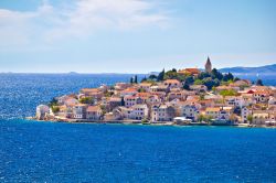 La penisola che ospita il centro storico dell'antica città di Primosten, Croazia.
