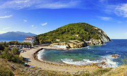 La penisola di Capo d'Enfola a Portoferraio, isola d'Elba, Toscana. E' caratterizzata da un sottile istmo di terra che collega il monte Enfola con il resto dell'isola dando origine ...