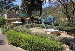 La Petite Chapelle, uno dei tanti ristorantini di Saint-Paul-de-Vence, Francia. Nel giardino di fronte si trova la scultura di arte contemporanea che ritrae un gatto - © InnaFelker / Shutterstock.com ...