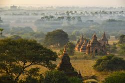 La piana di Bagan all'alba, Myanmar. Situata nelle pianure centrali asciutte del paese, Bagan si trova 145 chilometri sud ovest da Mandalay - © saravut whanset / Shutterstock.com ...