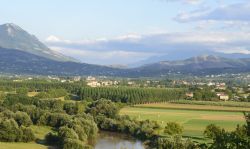 La pianura del fiume Volturno nella zona di Castel Campagnnano in Campania