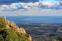 La pianura di Linguizzetta e l'isola di Montecristo fotografate da Notre Dame des Graces di Tox in Corsica