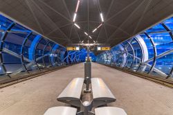 La piattaforma della stazione del tram a Beatrixkwartier a L'Aia (Olanda) fotografata di sera.
