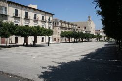 La Piazza Cavour e il Castello Chiaramonte in centro a Favara