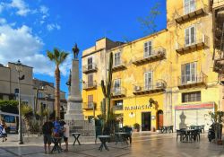 La piazza centra le di Licata, borgo costiero della Sicilia meridionale - © poludziber / Shutterstock.com