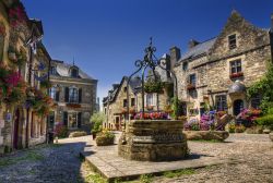 La piazza centrale del borgo di  Rochefort en Terre, uno dei villaggi più pittoreschi di Francia