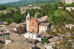 La piazza centrale del borgo medievale di Pennabilli vista dall'alto, Emilia Romagna. Situato in provincia di Rimini, questo grazioso villaggio di 3 mila anime ospita bellezze architettoniche ...