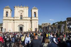La piazza centrale di Acquapendente, Lazio durante la Festa dei Pugnaloni in primavera