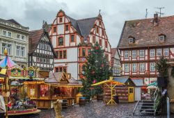 La piazza centrale di Alsfeld in Germania, ospita il mercatino natalizio durante l'Avvento