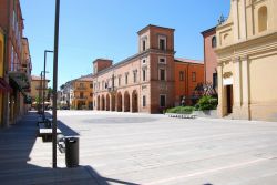 La piazza centrale di Castel Bolognese, la cittadina della provincia di Ravenna sulla via Emilia. - © Fabio Caironi / Shutterstock.com