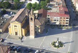 La piazza centrale di Conselice in Emilia-Romagna e la chiesa di San Martino con il campanile