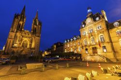 La piazza centrale di Coutances di notte, con la Cattedrale e il Municipio