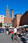 La piazza centrale di Cremona e le bancarelle del mercatino dell'Antiquariato - © maudanros / Shutterstock.com