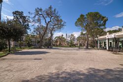 La piazza centrale di Galatina in una giornata primaverile, Puglia. Da qui si possono ammirare portici e palazzi abbelliti da portali e balconi di fattezza settecentesca - © sbellott / ...