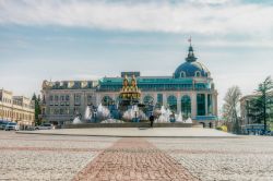 La piazza centrale di Kutaisi con la fontana decorata da statue di animali, Georgia. E' considerata una delle attrazioni preferite dai turisti che si recano in visita alla città - Valerii ...