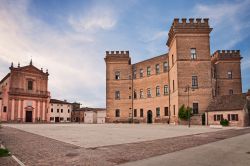 La piazza centrale di Mesola con il grande Castello e la Chiesa della Nativita di Maria