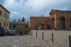 La piazza centrale di Mondaino, borgo dell'Emilia-Romagna in provincia di Rimini - © MTravelr / Shutterstock.com