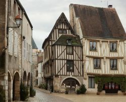 La piazza centrale di Noyers sur Serein in Borgogna, centro-nord della Francia - © Nella / Shutterstock.com