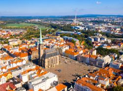 La piazza centrale di Pilsen e la Cattedrale di San Bartolomeo, siamo in Boemia, Repubblica Ceca - © Kletr / Shutterstock.com