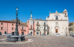 La piazza centrale di Popoli, suggestivi borgo d'Abruzzo - © Stefano_Valeri / Shutterstock.com
