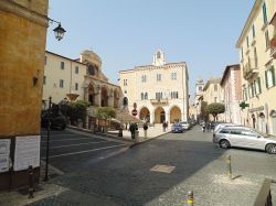 La piazza centrale di Priverno nel Lazio - © Itto Ogami, CC BY 3.0, Wikipedia