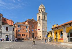 La piazza centrale di Sirolo, borgo del Conero nelle Marche - © poludziber / Shutterstock.com