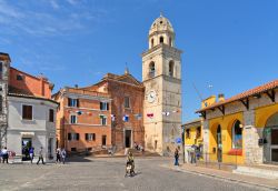 La piazza centrale di Sirolo, borgo del Conero ...