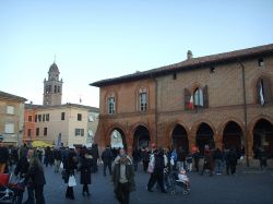 La piazza centrale di Zibello in Emilia-Romagna durante la sagra di novembre dedicata al maiale (Novembrer Porc) - © I, Sailko, CC BY 2.5, Collegamento