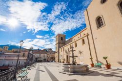 La piazza centrale e la Cattedrale di Castroreale, borgo della Sicilia