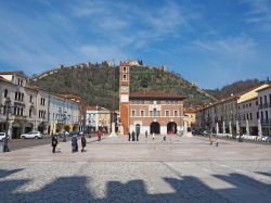 La Piazza degli Scacchi di Marostica, sullo sfondo il Castello Superiore della cinta murararia - © Matteo Ceruti / Shutterstock.com