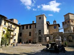 La Piazza del borgo, il villaggio medievale cel Castello di Vigoleno, Comune di Vernasca, provincia di Piacenza - © Amy Corti / Shutterstock.com
