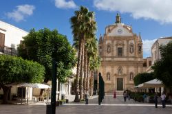 La piazza del Ciullo  e il Duomo di Alcamo in Sicilia - © DbDo / Shutterstock.com
