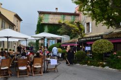 La Piazza del Comandante Lamy a Mougins, Francia