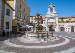 La piazza del Comune a Sutri, borgo del Lazio ...