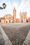 La piazza del Duomo a Parma con il Battistero ...