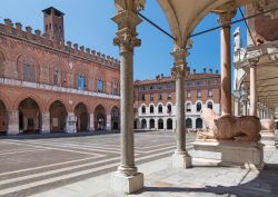 La Piazza del Duomo e i Leoni della Cattedrale di Cremona. - © Renata Sedmakova / Shutterstock.com