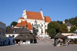 La piazza del mercato a Kazimierz Dolny con la chiesa sullo sfondo, Polonia.

