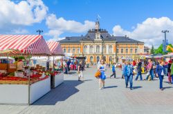 La piazza del mercato a Kuopio, Finlandia. E' una delle principali attrazioni cittadine visitate anche dai turisti - © RnDmS / Shutterstock.com