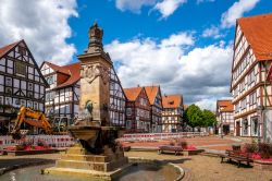 La piazza del mercato con le case a graticcio a Hofgeismar in Assia (Germania)