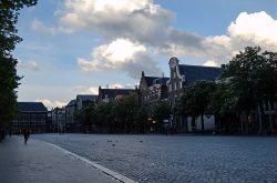 La grande piazza del mercato di Groningen vista all'alba