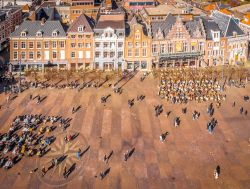 La piazza del mercato di Haarlem fotografata dall'alto (Olanda). E' il cuore vecchio della città su cui si affacciano edifici storici.
