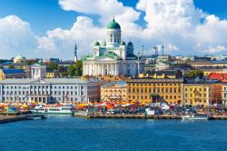 La Piazza del mercato (Kauppatori) al molo della città vecchia a Helsinki, Finlandia