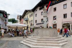 La piazza del mercato nel centro di Berchtesgaden con fontana e ristoranti all'aperto, Germania - © T.W. van Urk / Shutterstock.com