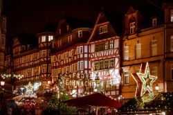 La Piazza del Mercato nel centro storico di Marburg con le decorazioni natalizie nel periodo dell'Avvento - © KH-Pictures / Shutterstock.com