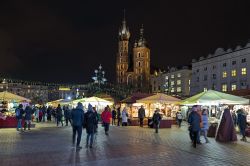 La Piazza del Mercato Rynek Glowny e i mercatini natalizi di Cracovia in Polonia. - © Mikhail Markovskiy / Shutterstock.com