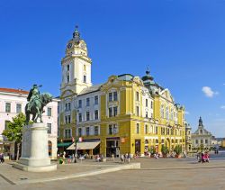 La piazza del Municipio a Pécs, Ungheria, in una bella giornata di sole. Fa parte dei patrimoni dell'umanità dell'Unesco.


