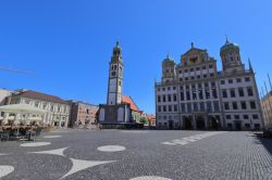 La piazza del Municipio di Augusta in una giornata con il cielo blu, Germania - © tourpics_net / Shutterstock.com